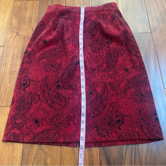Elegant Red Paisley Skirt - Picture 3 of 7
